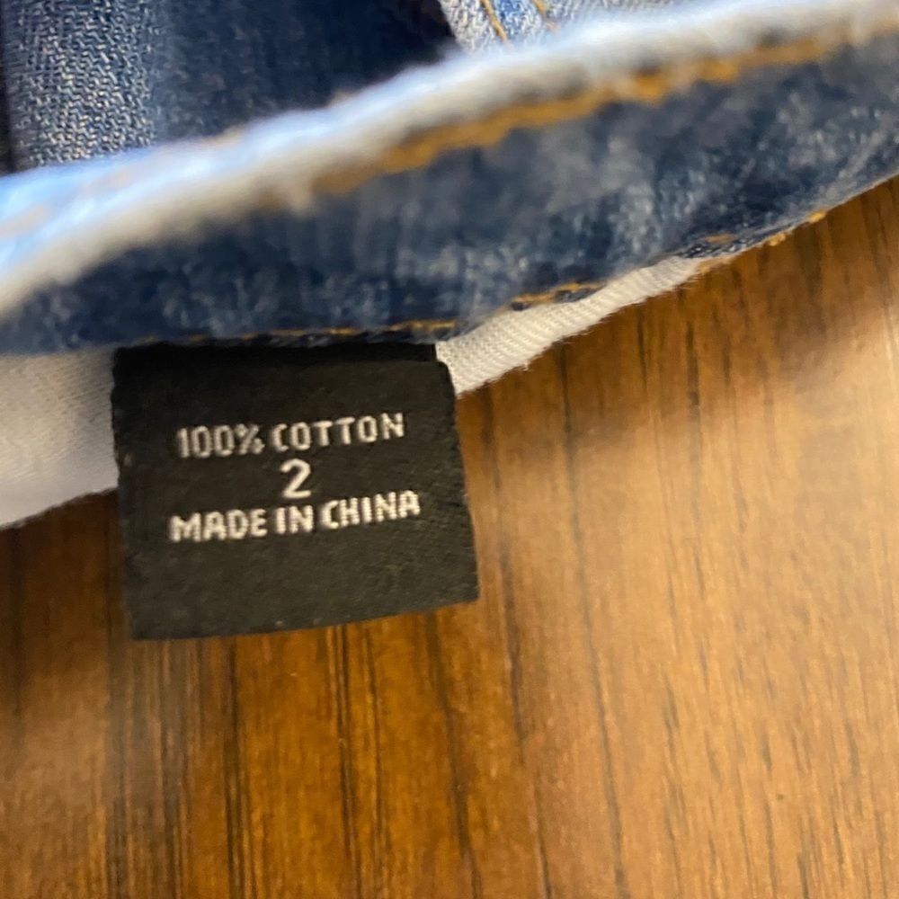 EUC distressed London jean shorts. Size 2 - Picture 9 of 9